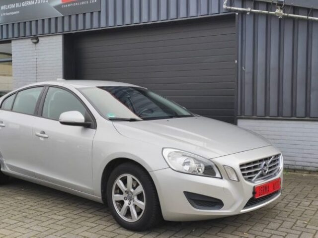 Volvo S60 1.6 T4 Kinetic met 180 pk. Automaat!!!